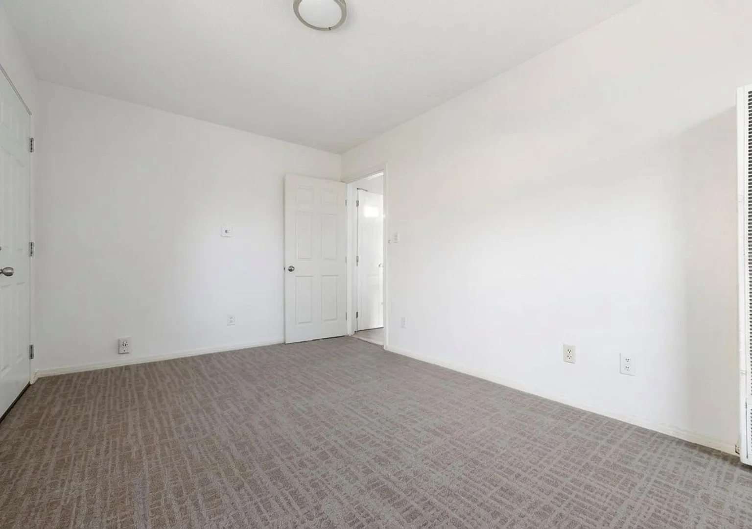 Beautiful Detached 1 Bedroom Home in Lakeside! — Photo 4