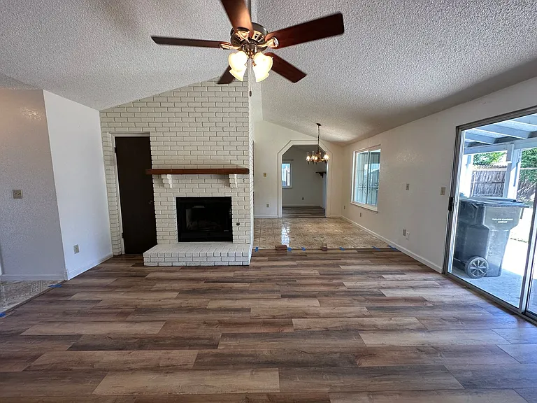 1135 Amberwood Ln — Photo 3