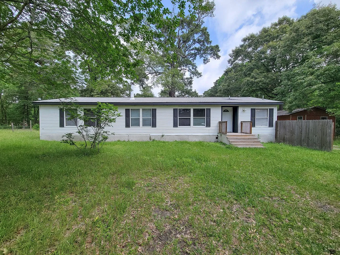 Experience the perfect blend of space, comfort, and country living with this charming 3-bedroom, ... — Photo 1
