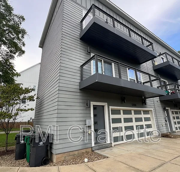 1106 N Alexander St — Photo 1