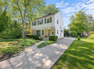 390 Lake Forest Dr, Bay Village, OH
