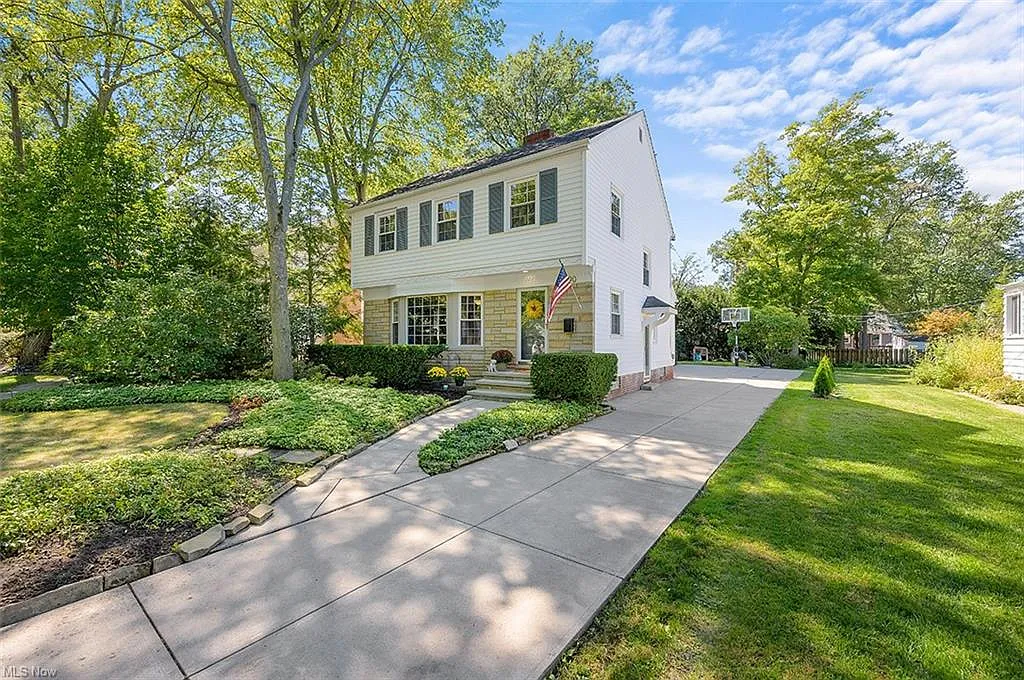 390 Lake Forest Dr photo 1