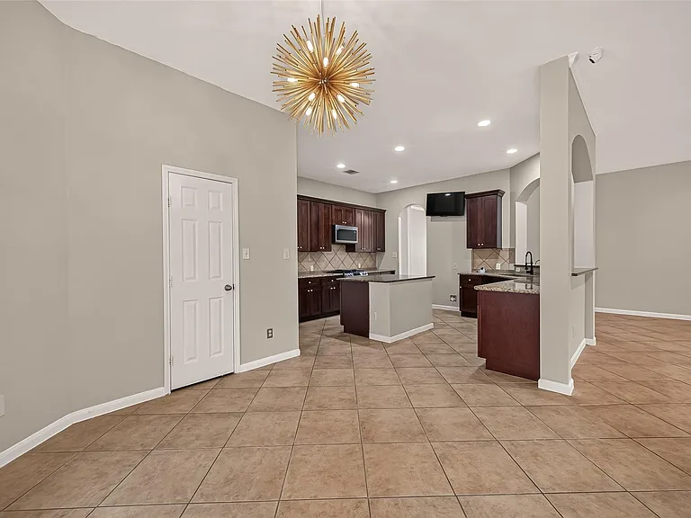 706 Silver Creek Cir — Photo 22