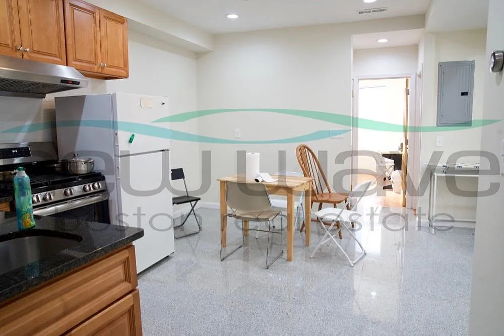 3 bed, 1000 sqft, $4,900 — Photo 2