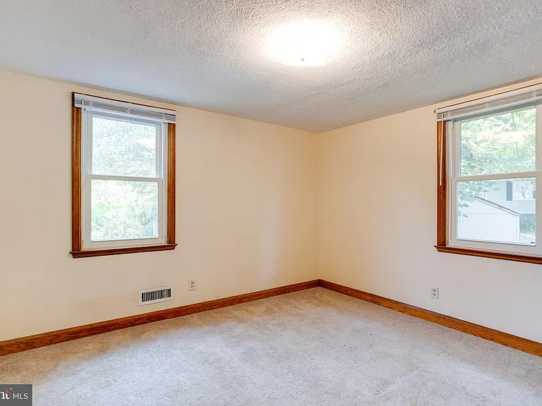 905 Regester Ave — Photo 17