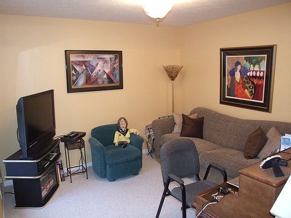 5th image of 330 Blair Cir