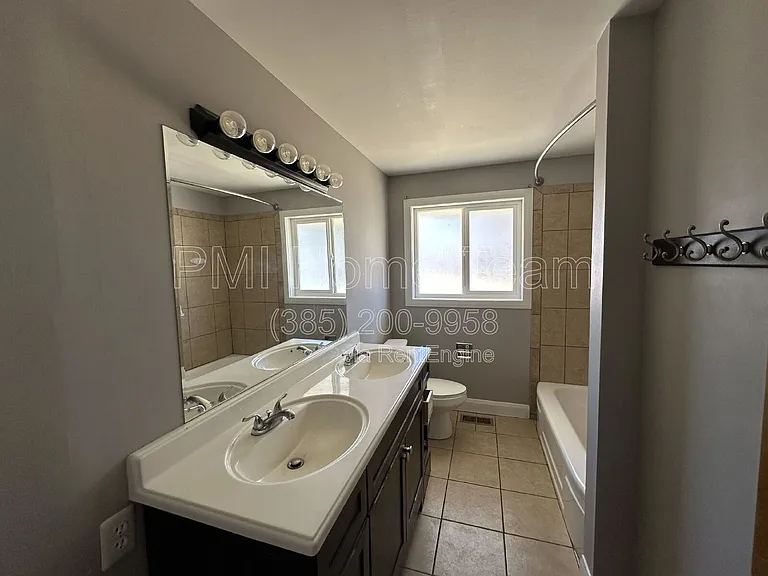 273 E Laker Way — Photo 3