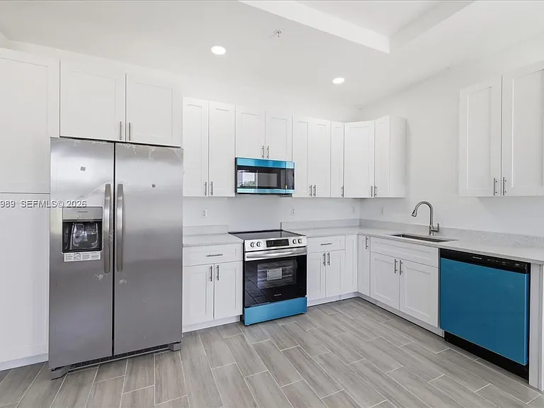 195 W Port Charlotte #B — Photo 9