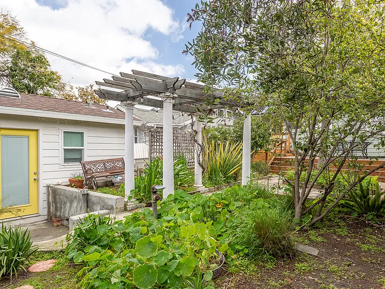 Sanborn Ave — Photo 41