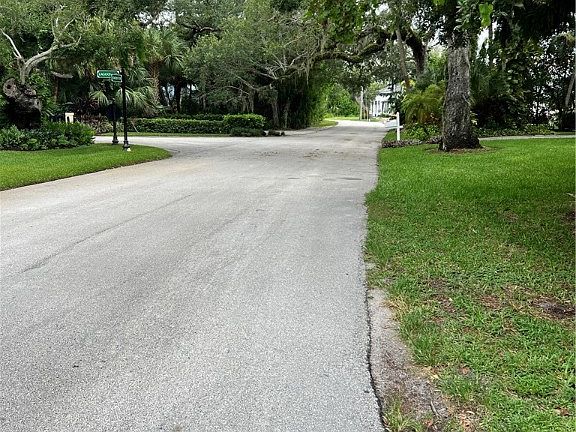2nd image of 450 Live Oak Dr