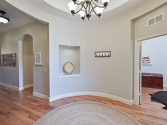 5th image of 201 Lyndhurst Dr
