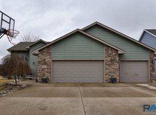607 Emmett Trl, Harrisburg, SD 57032