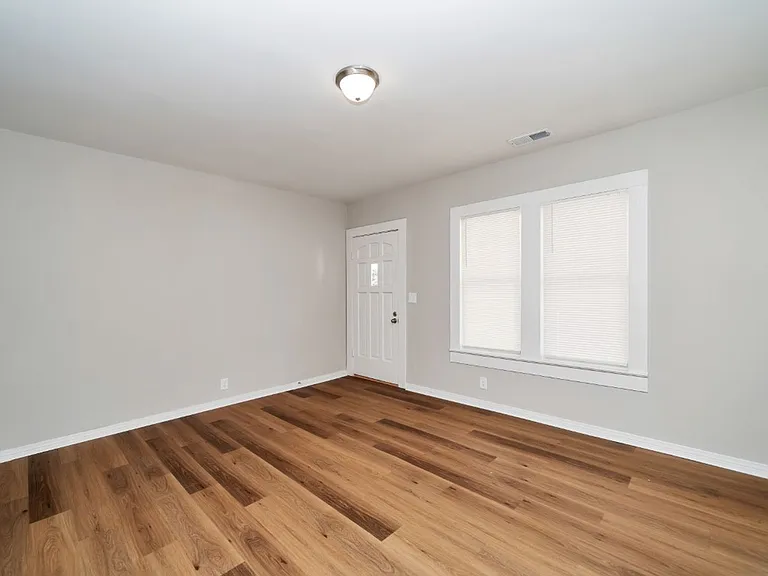 419 Gladys St — Photo 6