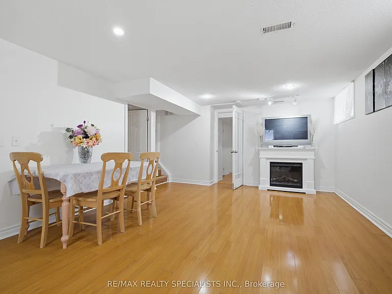 1036 Caven St — Photo 12