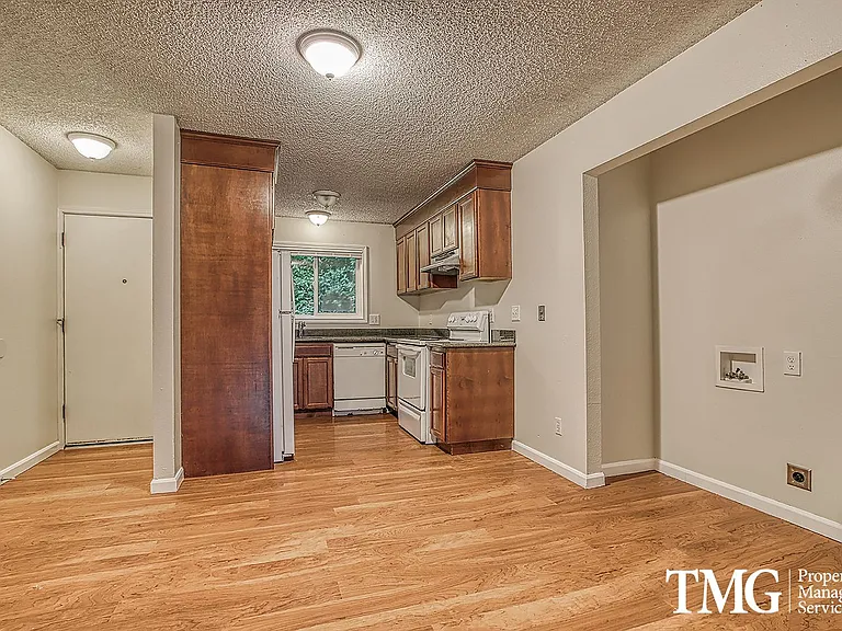 Montclair Apartments — Photo 11