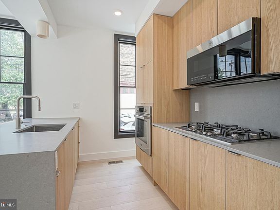 4th image of 1921 Green St Unit 1