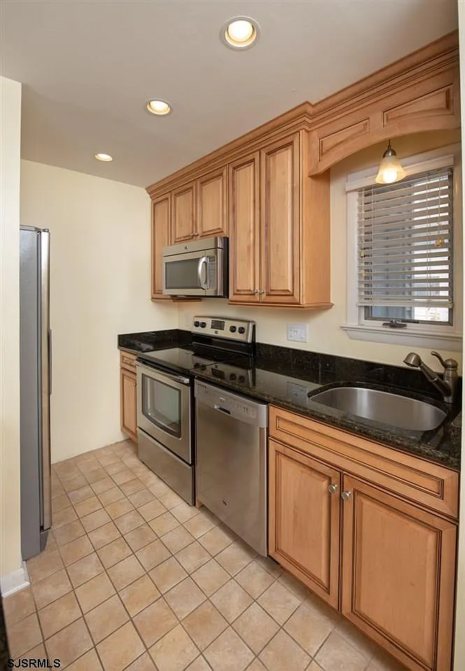3 bed, 2.5 bath, $2,400 — Photo 3