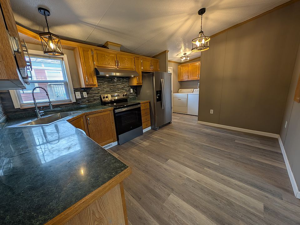 Small area for small dining table and chairs