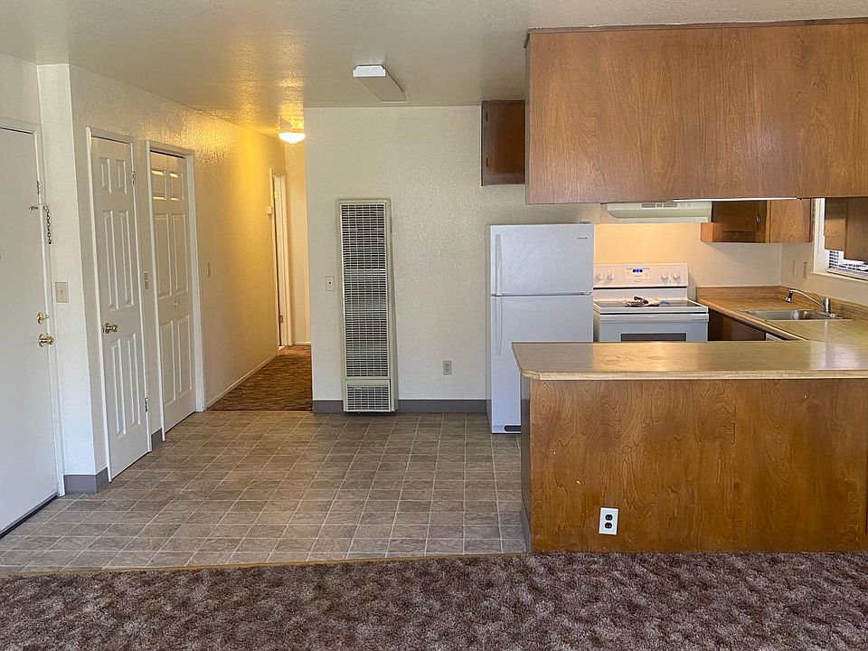 DINE-IN KITCHEN. ELECTRIC STOVE, DISHWASHER, REFRIGERATOR. WASHER DRYER HOOK-UP.