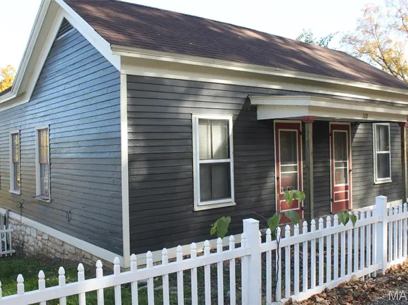 108 S 3rd St, Clarksville, MO 63336