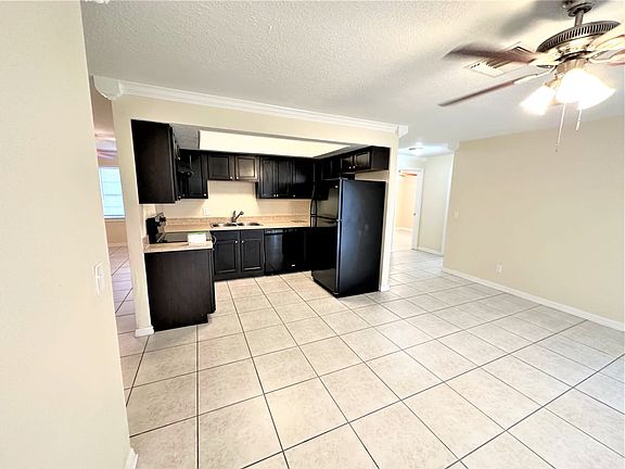 3rd image of 405 S Hawthorn Cir