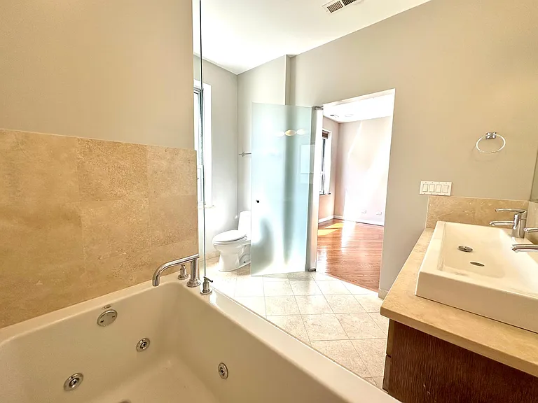 1635 W Cortland St #301 — Photo 12