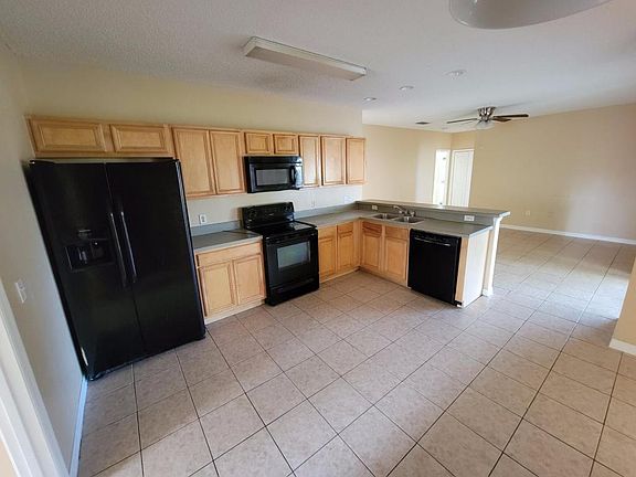 4th image of 833 Marquis Ct