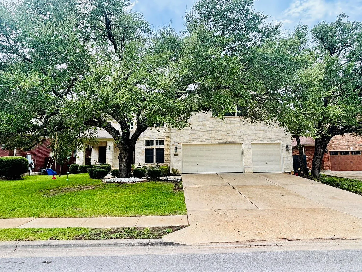 5 bed, 4.0 bath, 4105 sqft, $3,800 — Photo 2
