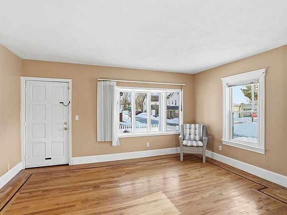 4th image of 957 Mineral Spring Ave