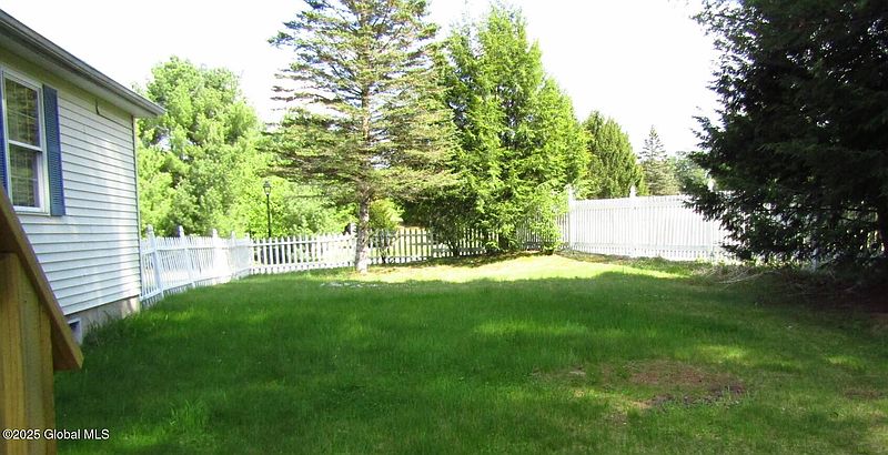 5th image of 8 Cloverleaf Drive