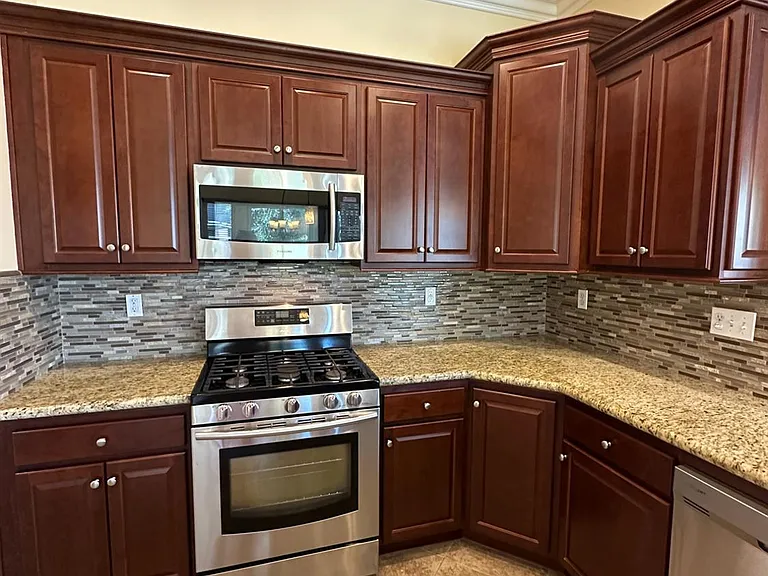 768 Quincy Ave — Photo 12
