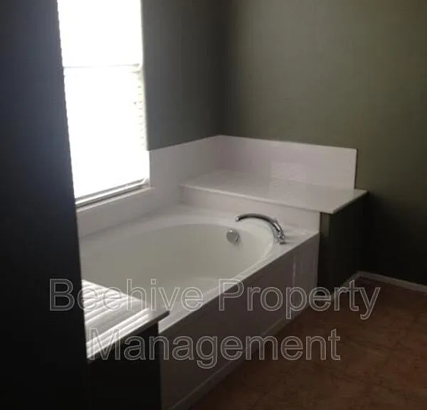 2947 N Evergreen St — Photo 9