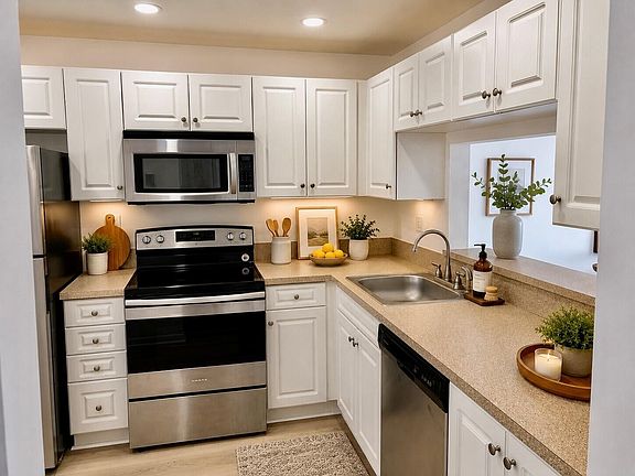3rd image of 1101 COLONY POINT Circle #506