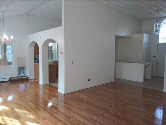 3rd image of 12 Jasmine Ln