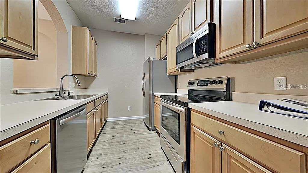 3 bed, 2.0 bath, 1247 sqft, $2,100 — Photo 4