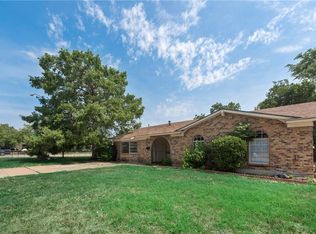 2524 Denbury Dr, Fort Worth, TX 76133