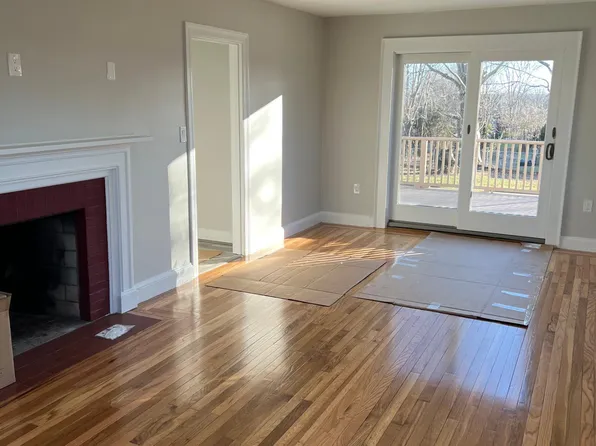 71 Miantonomi Ave, Middletown, RI 02842