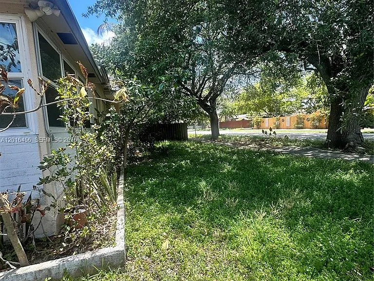 1427 N 26th Ave — Photo 3
