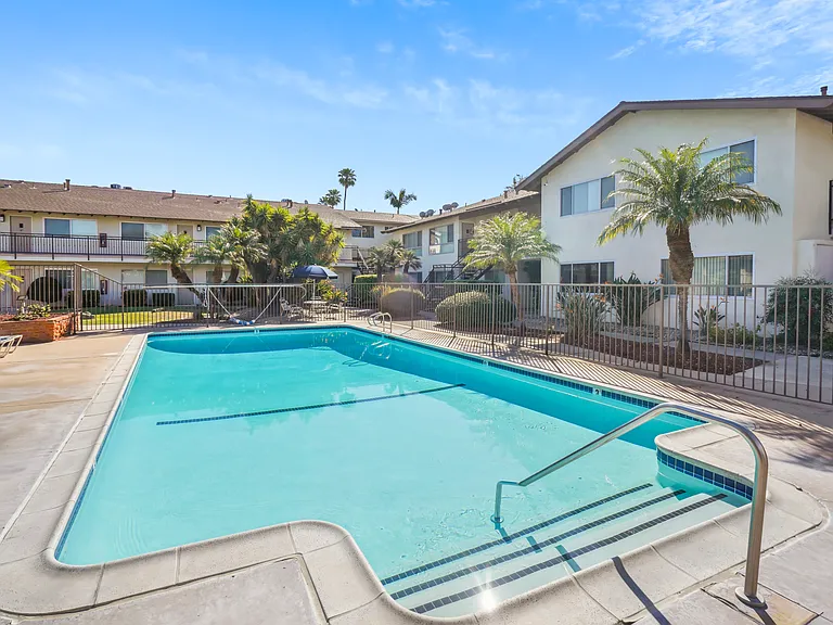 Sierra West Apartments — Photo 16