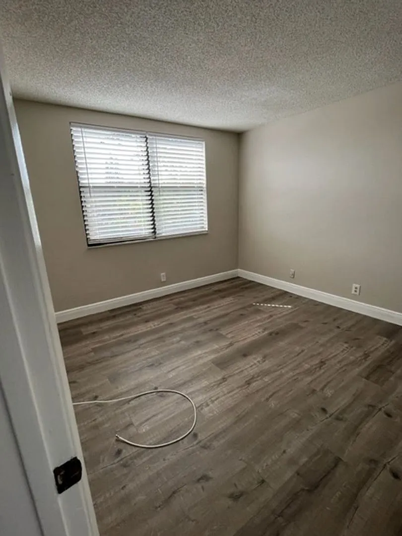Two Bedroom Two Bathroom!! Waterfront Community — Photo 3