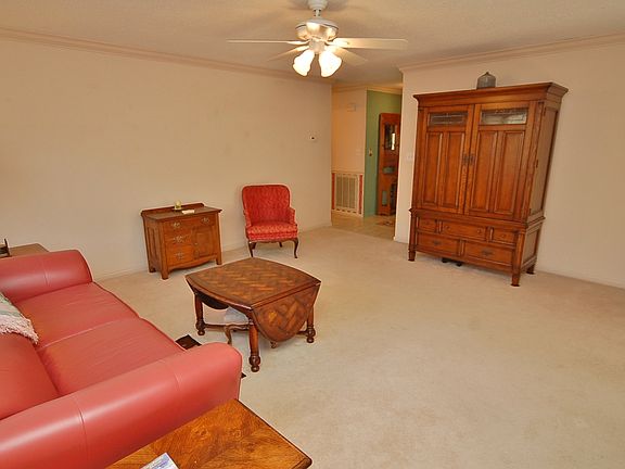 2nd image of 3977 Carriage House Cir
