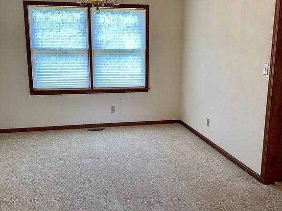 5th image of 107 Suzanne Ln