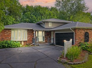 3869 Kingsway Dr, Crown Point, IN 46307