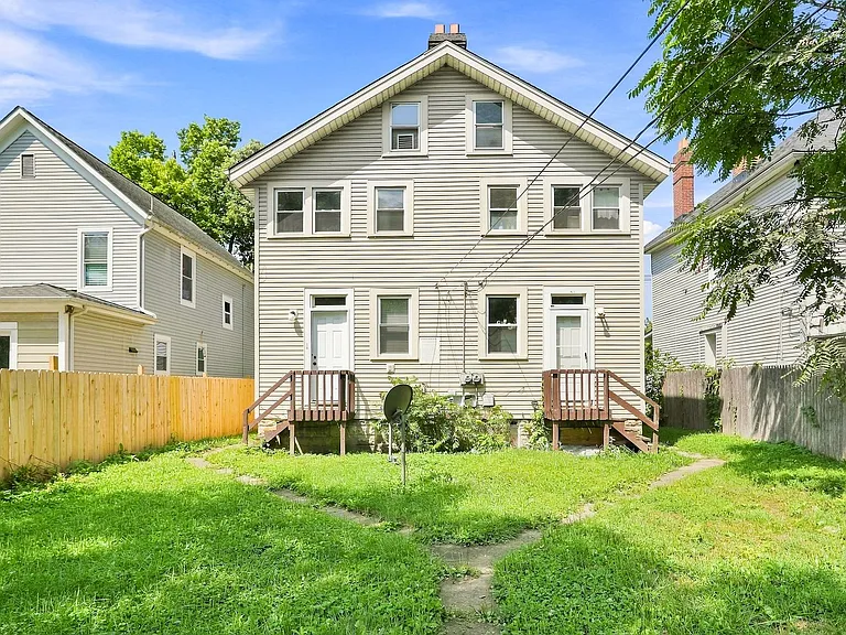 130 S Highland Ave — Photo 2