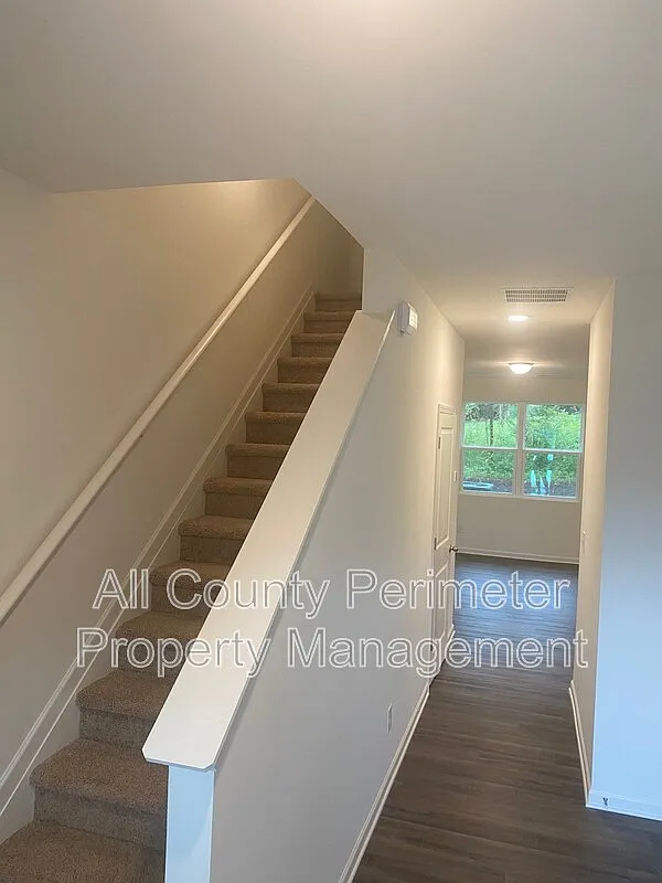 3 bed, 2.5 bath, 1421 sqft, $1,595 — Photo 2