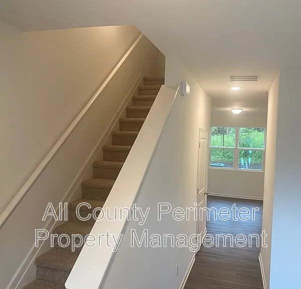 1117 Union Pacific Way — Photo 2