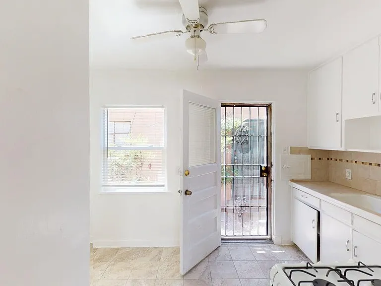 Classic 2 Bedroom Apt w/ Washer / Dryer in Great Downtown Complex! — Photo 51
