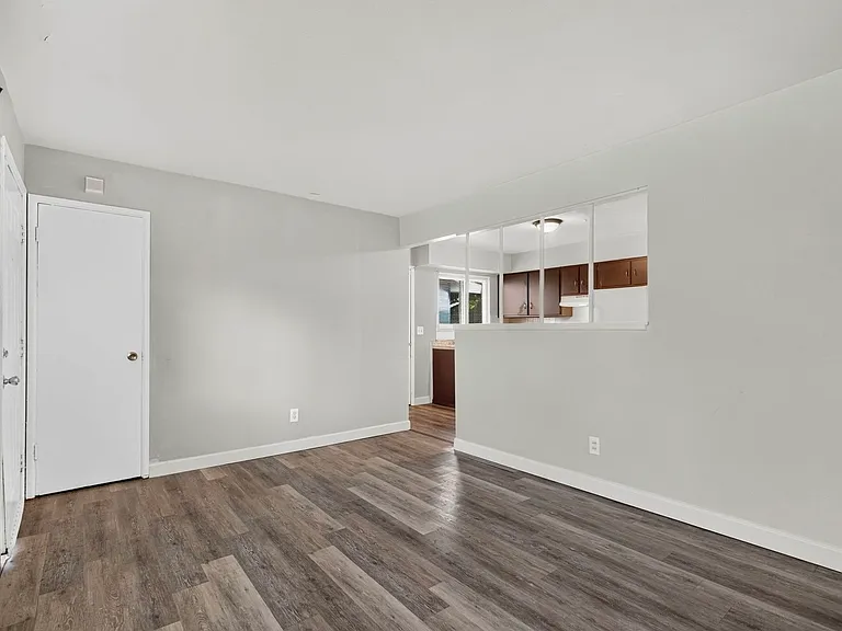 225 Flora Dr — Photo 7