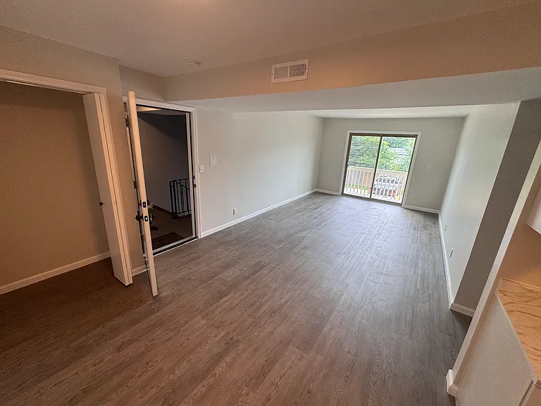 105 Surrey Ct #4 — Photo 1