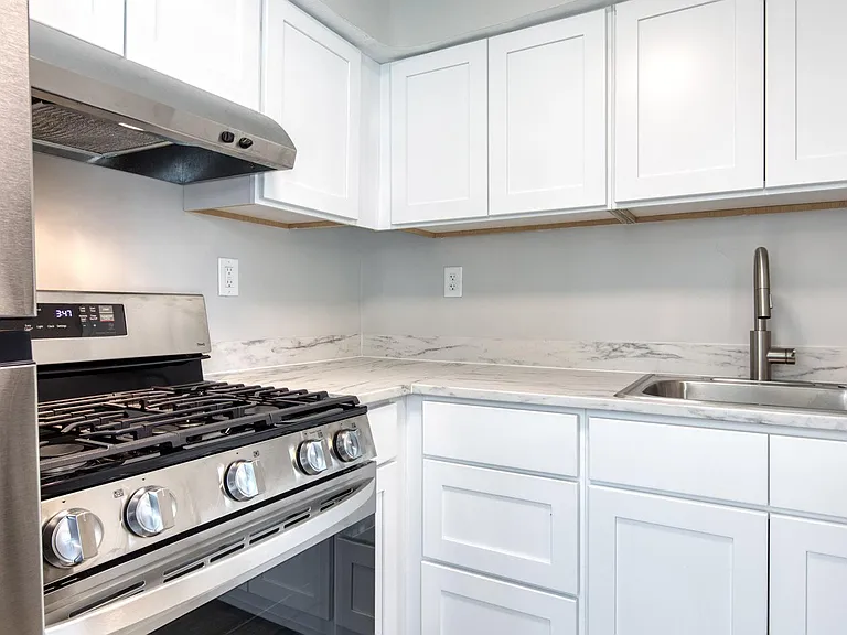 Stainless Steel Appliances in Newly Renovated Platinum Townhomes